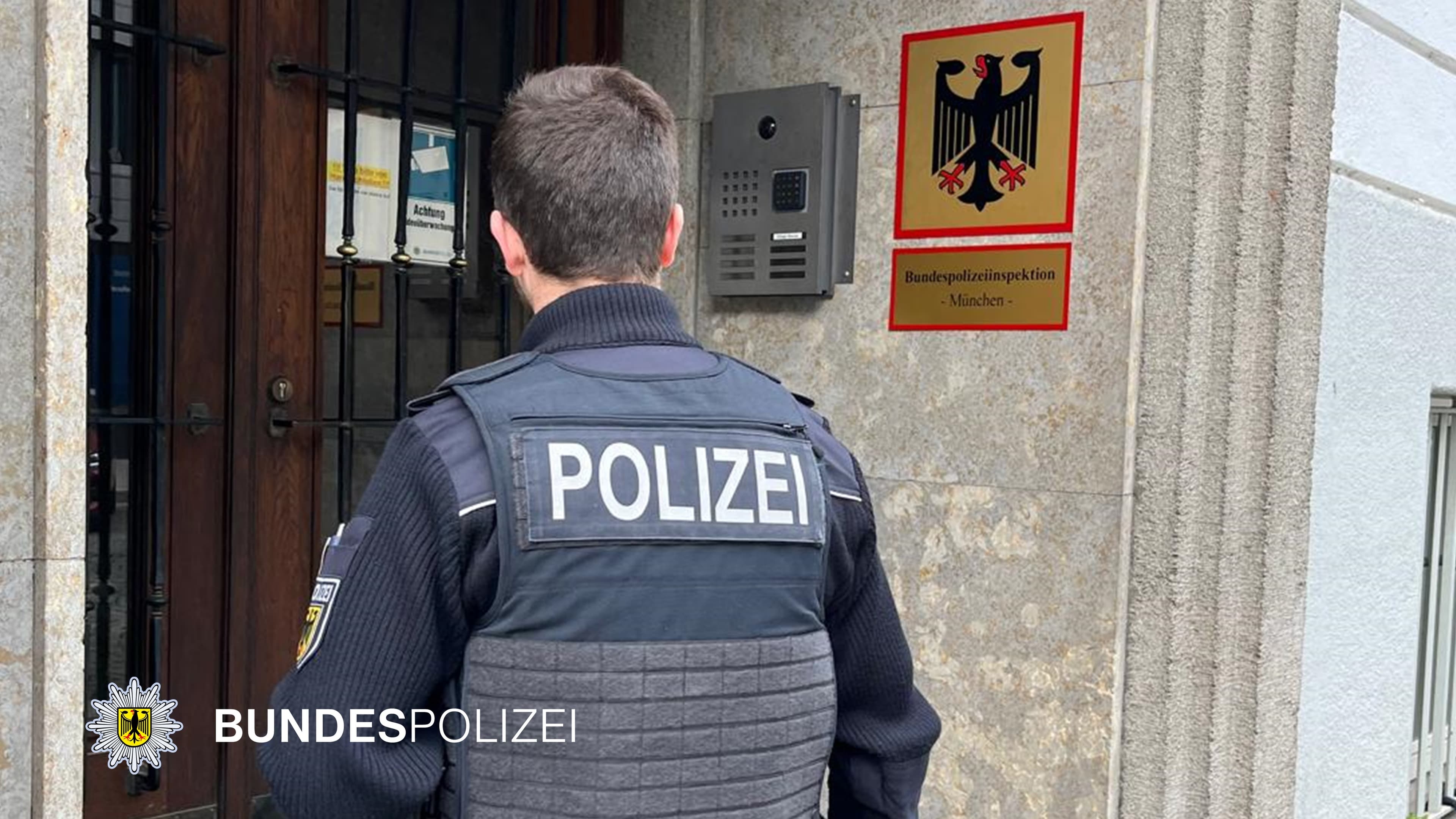 ndespolizeidirektion München: Einsätze der Bundespolizei am letzten Juli-Wochenende // Vorführung eines Tatverdächtigen