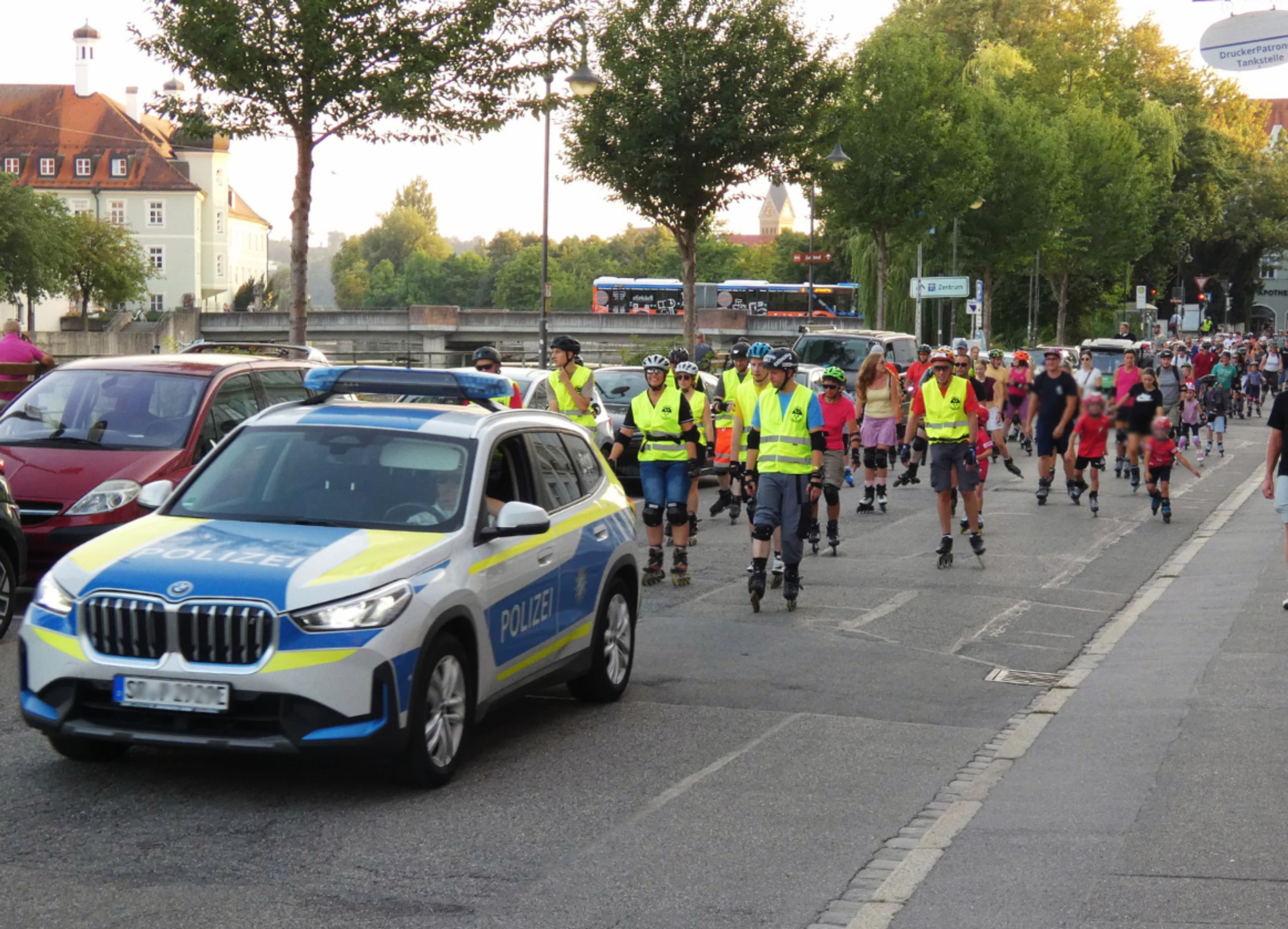 Bladenight 2025: Rekordteilnahme trotz Wetterpech