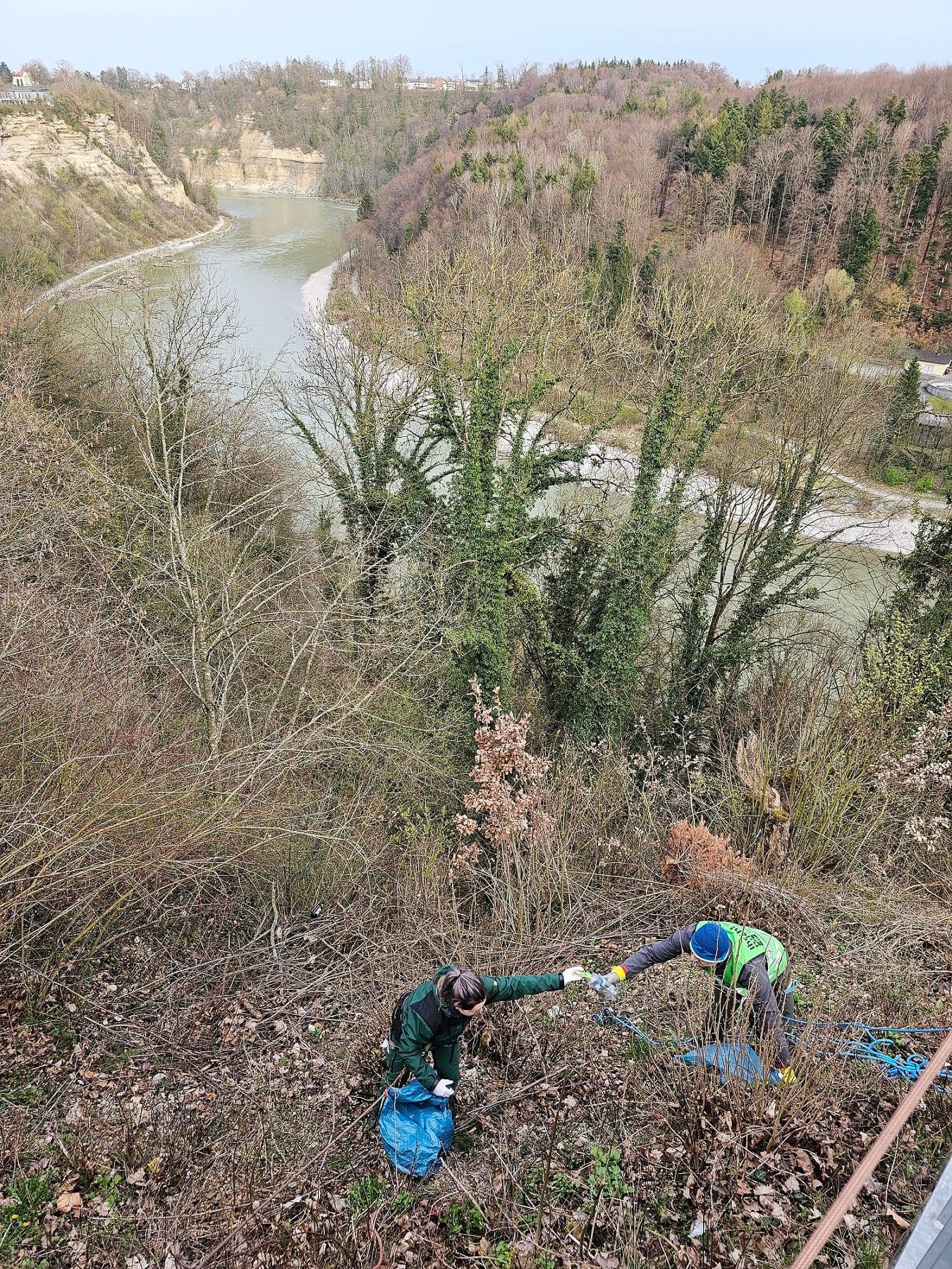 Engagierte Kletterer und FÖJlerinnen säubern Salzachhang in Burghausen