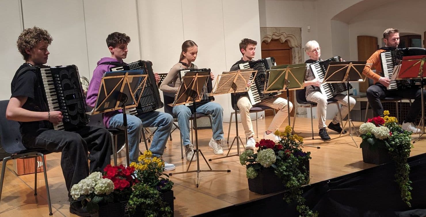 Ewig jung trotz vieler Falten: Das Akkordeonkonzert in Neumarkt
