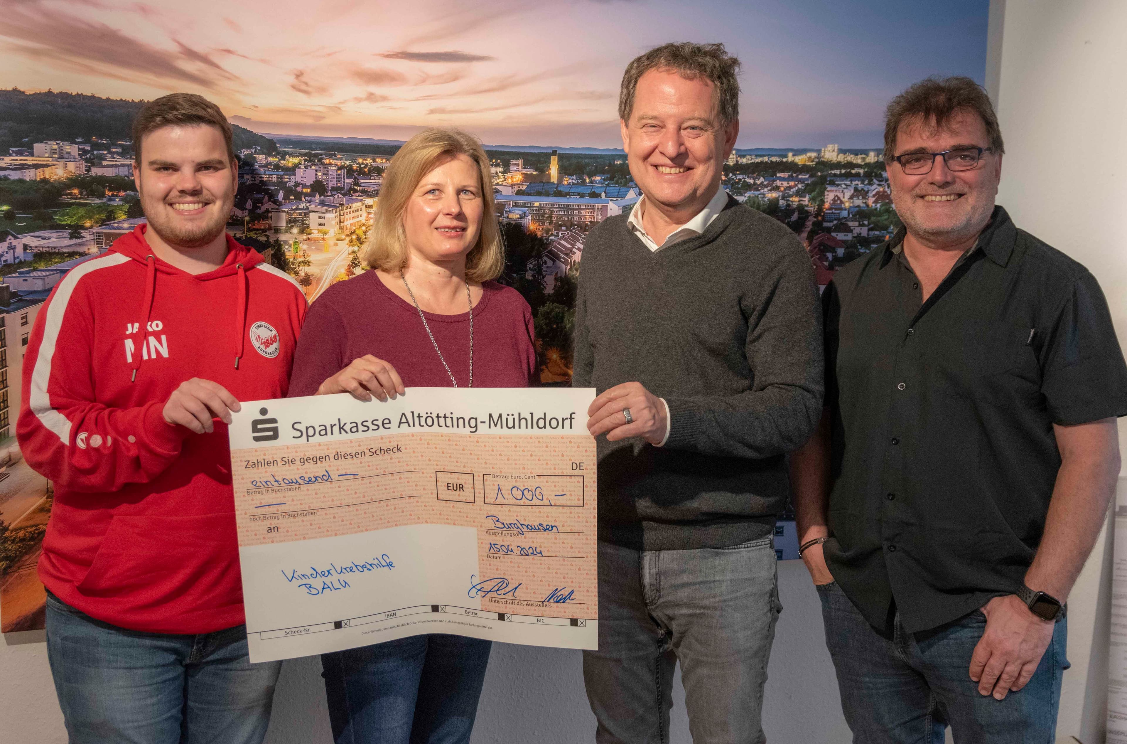 Großzügige Spende für Kinderkrebshilfe durch Fußball-Stadtmeisterschaft