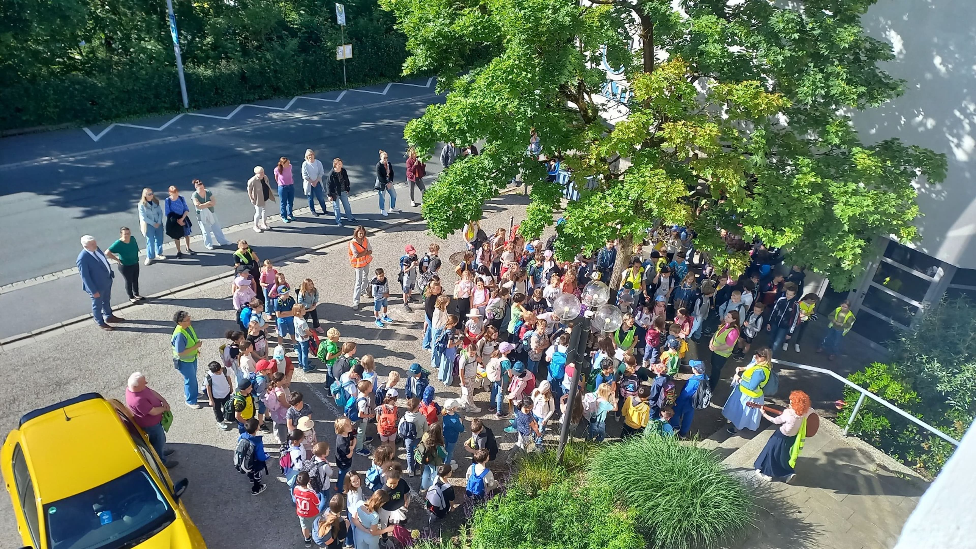 Kurzmitteilung: Überraschungsständchen vor dem Rathaus