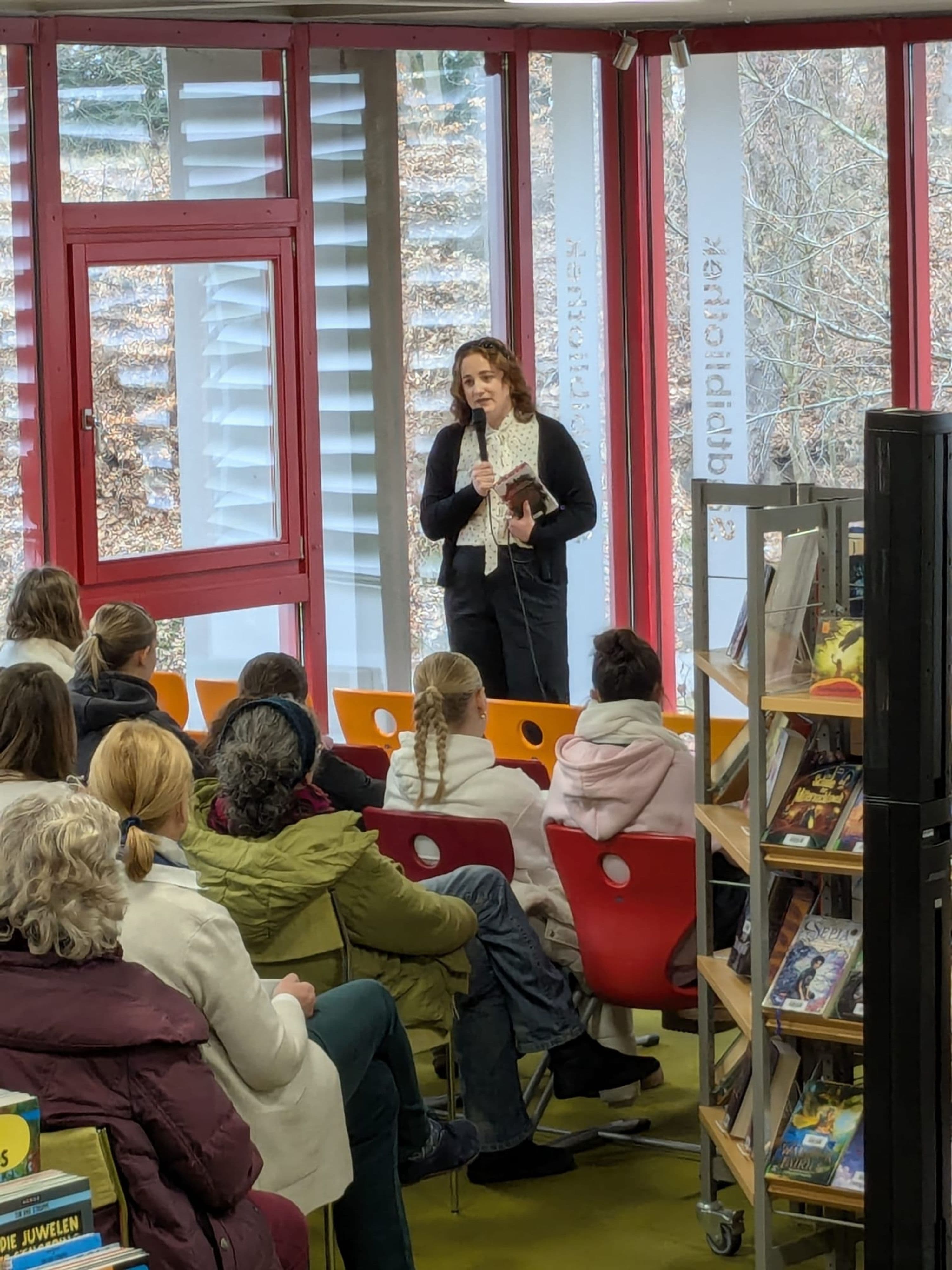 Magische Momente in Neumarkt: Bestsellerautorin Caroline Brinkmann begeistert Schülerschar!