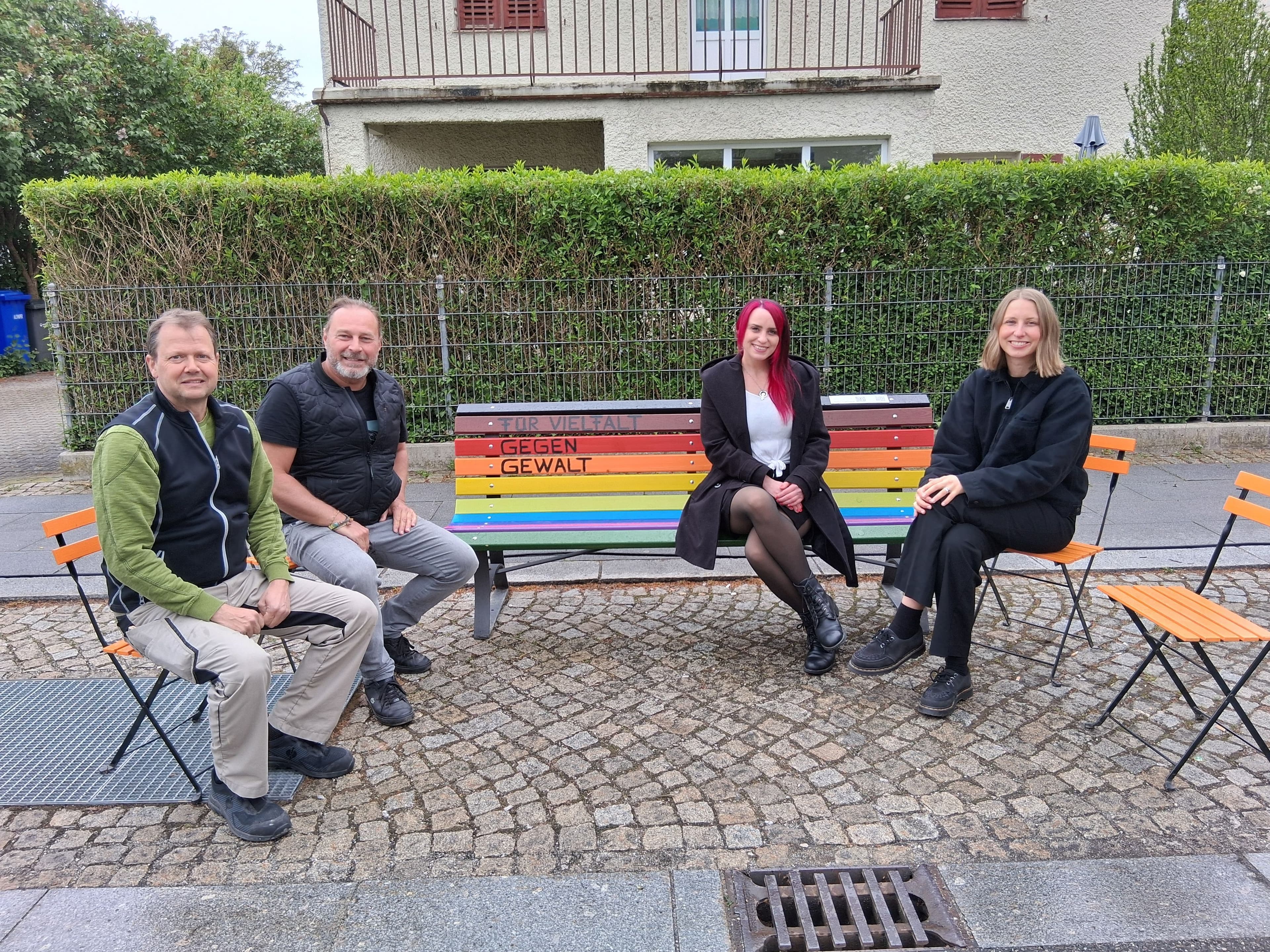 Neue Regenbogenbank in Burghausen setzt Zeichen