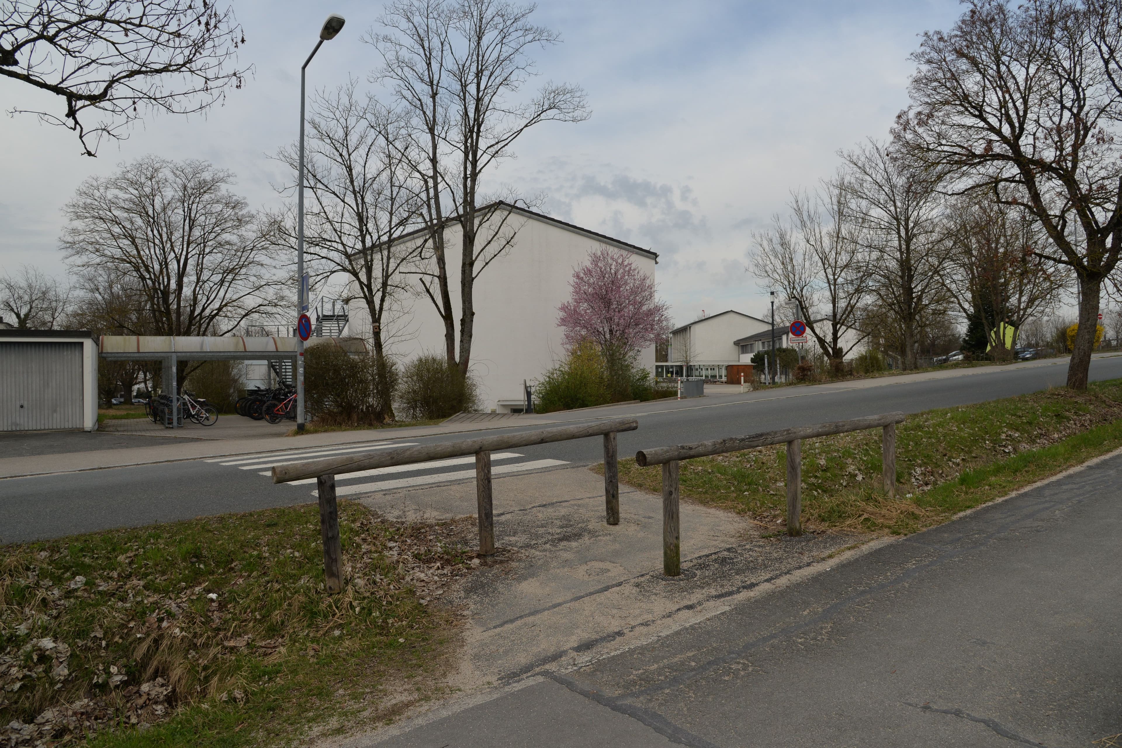 Sicherheit für Schulkinder: Neue Ampeln und Gehwege in Lauf