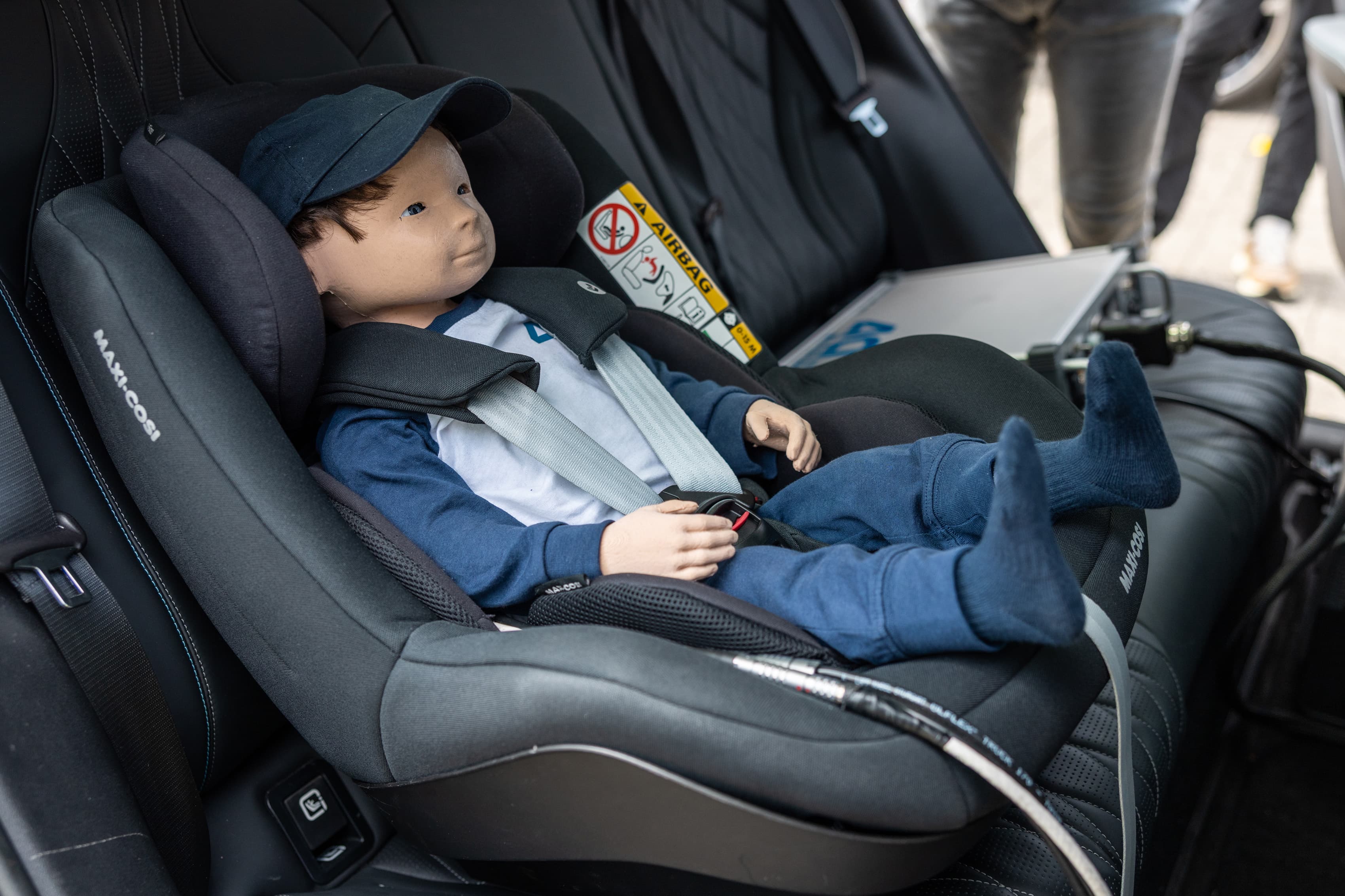 Achtung, Kind im Auto! / ADAC untersucht Systeme zur Erkennung von Kindern im Auto / Bei schlafenden Säuglingen versagen viele Warneinrichtungen
