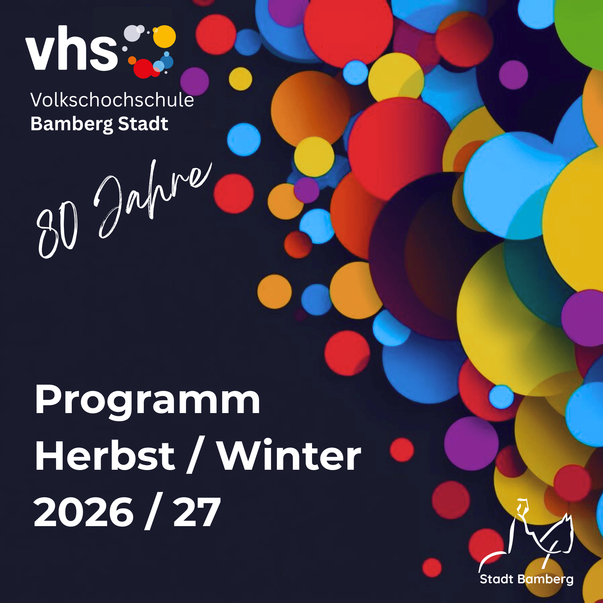 Vorhang auf fürs Jubiläumssemester 80 Jahre vhs Bamberg Stadt! Das Team zeigt: Hinter dem Leitbild „Wir.bilden.Bamberg“ steckt jede Menge Engagement, Kreativität – und ganz viel Teamgeist. Bild-Anlage 2: Layout: Thomas Riegg, vhs Bamberg Stadt