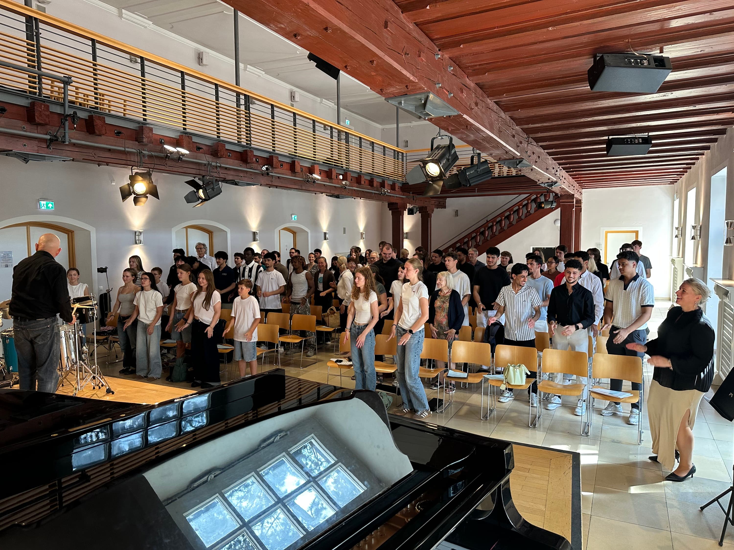 Gelungenes interkulturelles Projekt: Die Freude an der Musik erfüllte den Saal und sprang auf alle über. #### Anhang: pm_pilotprojekt_musik-berufsschule_2907.pdf Rathaus der Stadt Landshut, Pressestelle, Altstadt 315, 84028 Landshut, Verfasser: Yvonne Schmid, E-Mail yvonne.schmid@landshut.de Seite 1 von 2