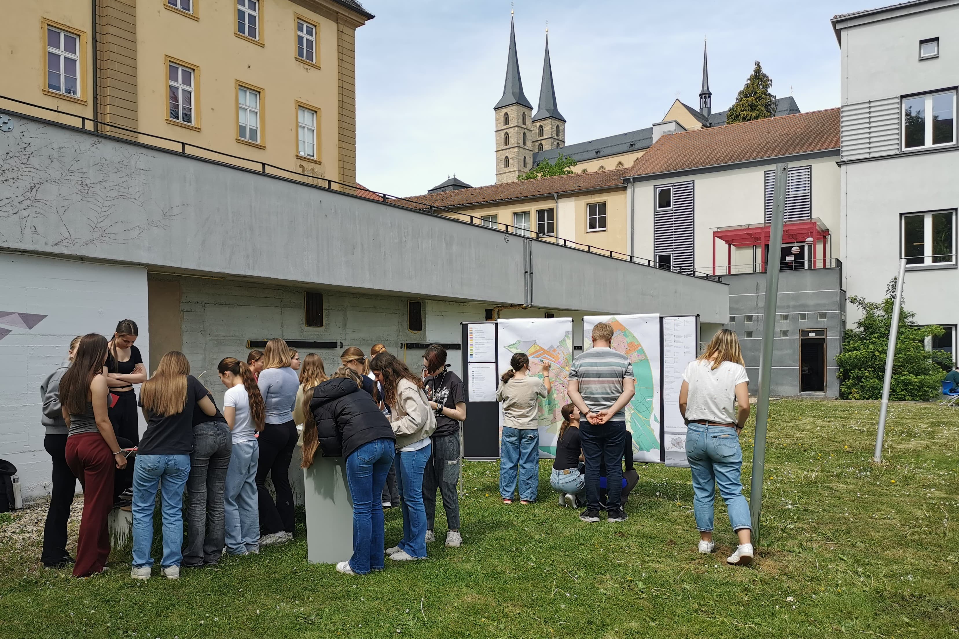 Schülerinnen und Schüler markieren bei der PoliPin-Aktion Orte, die sie an Bamberg besonders schätzen oder bei denen sie Verbesserungsbedarf sehen. Die Ergebnisse fließen in die Fortschreibung des Flächennutzungsplans ein.