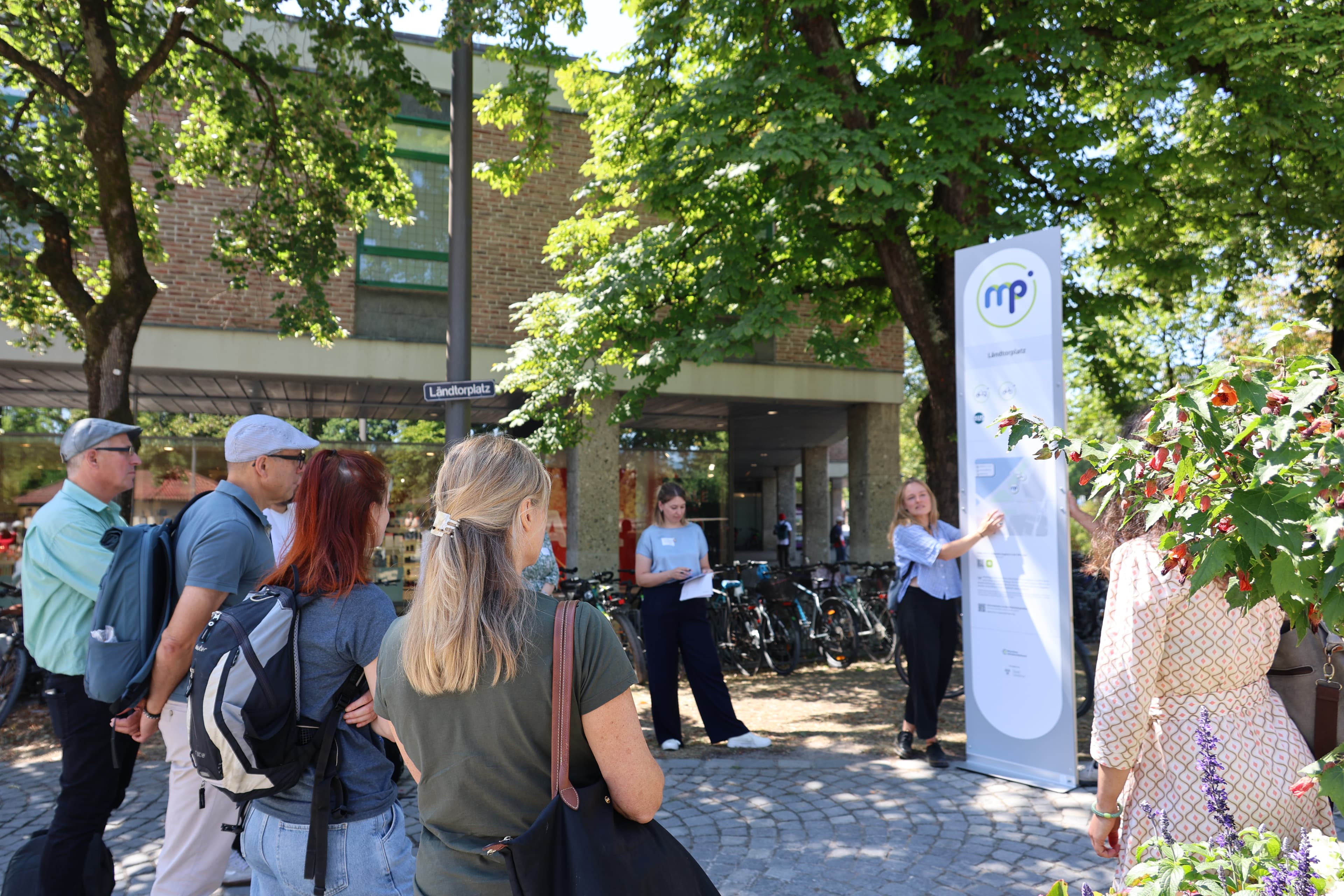 Ortsbesichtigung am Pop-Up Standort am Ländtor: Einen Eindruck von der räumlichen Umsetzung eines Mobilitätspunkts mit Informations-Stele konnten die Teilnehmer bei der Veranstaltung am Dienstag gewinnen.