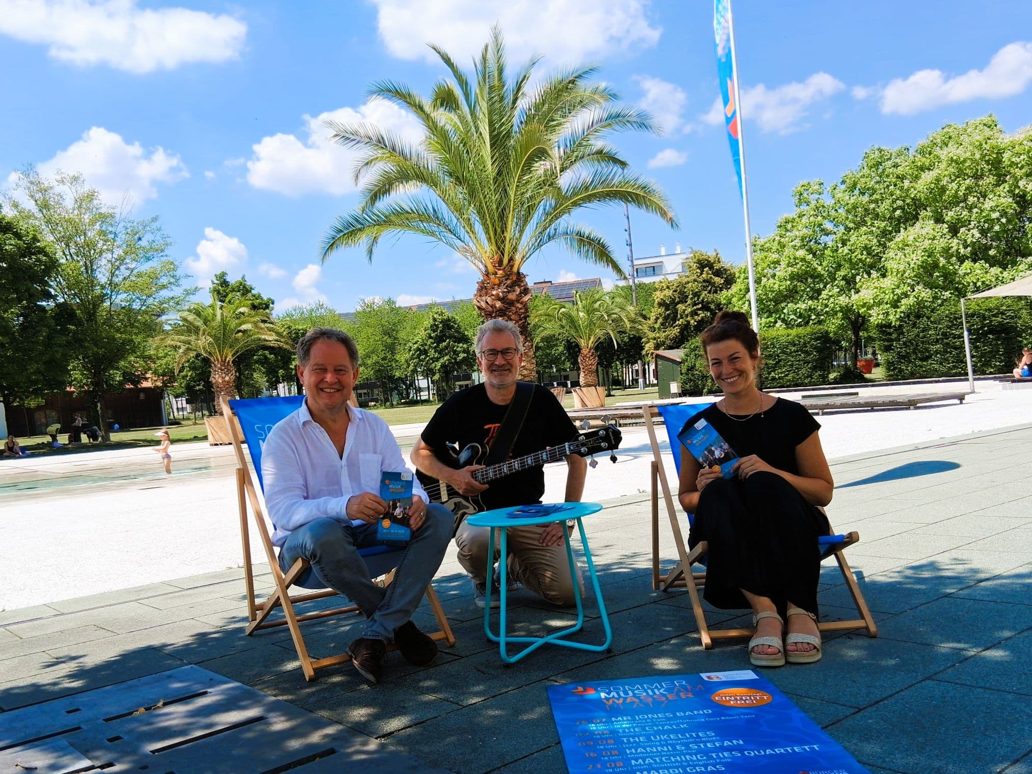(V.l.) Erster Bürgermeister Florian Schneider freut sich zusammen mit Christian Eppelsheim von der Band "The Chalk" sowie Bürgerhausleiterin Magdalena Weber auf entspannte Konzertabende.