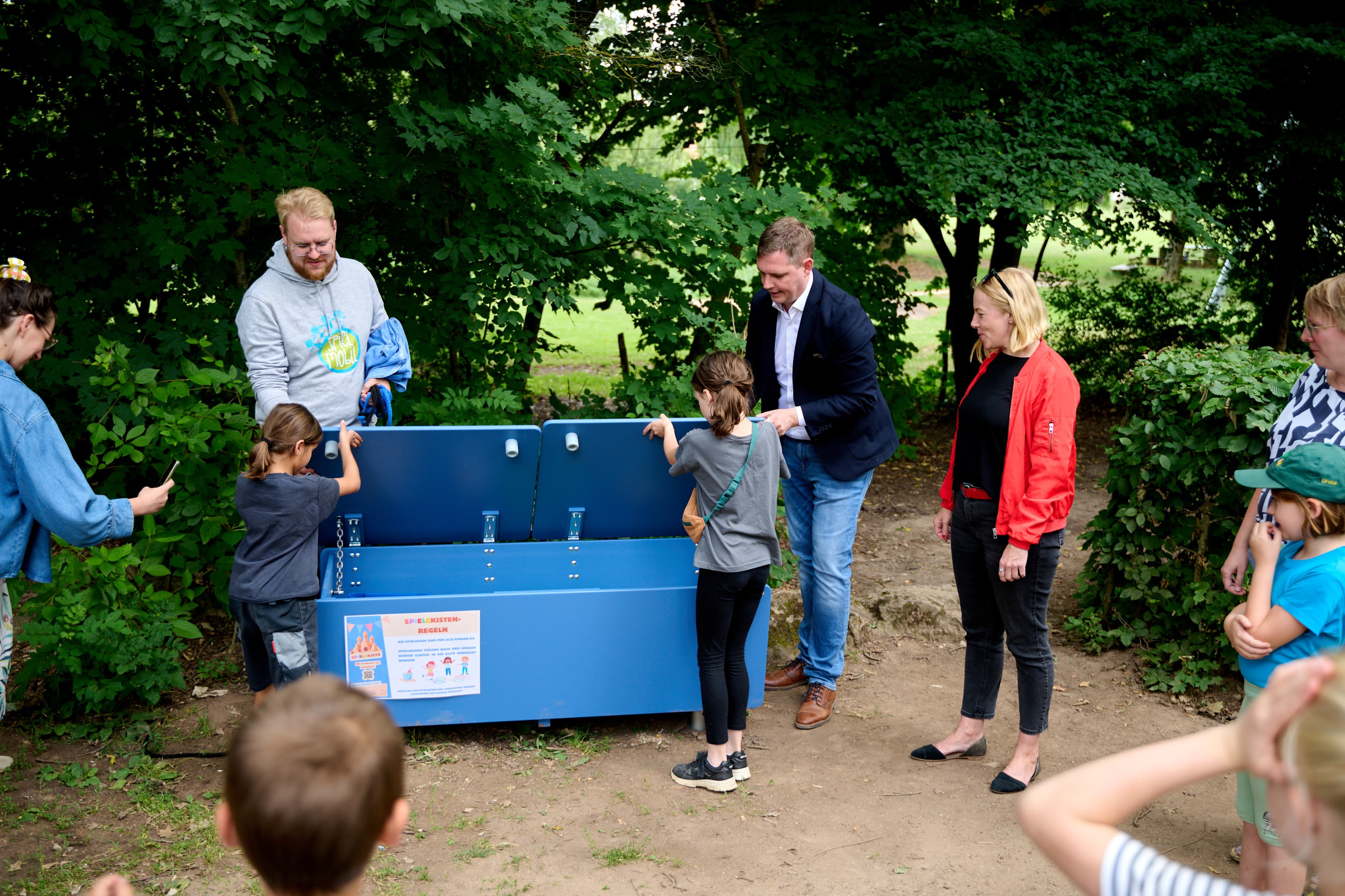 1. Gemeinsam mit Kindern, Vertreter:innen des Stadtjugendrings sowie des Familienbeirats weihte der zweite Bürgermeister und Sozialreferent Jonas Glüsenkamp die neue Spielkiste am Spielplatz Wildensorg ein.