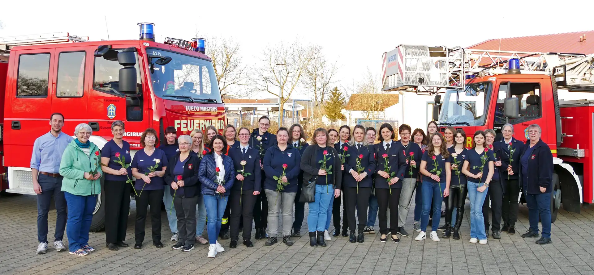 Ehrenvolle Geste: Feuerwehrfrauen in Gunzenhausen erhalten Fair-Trade-Rosen
