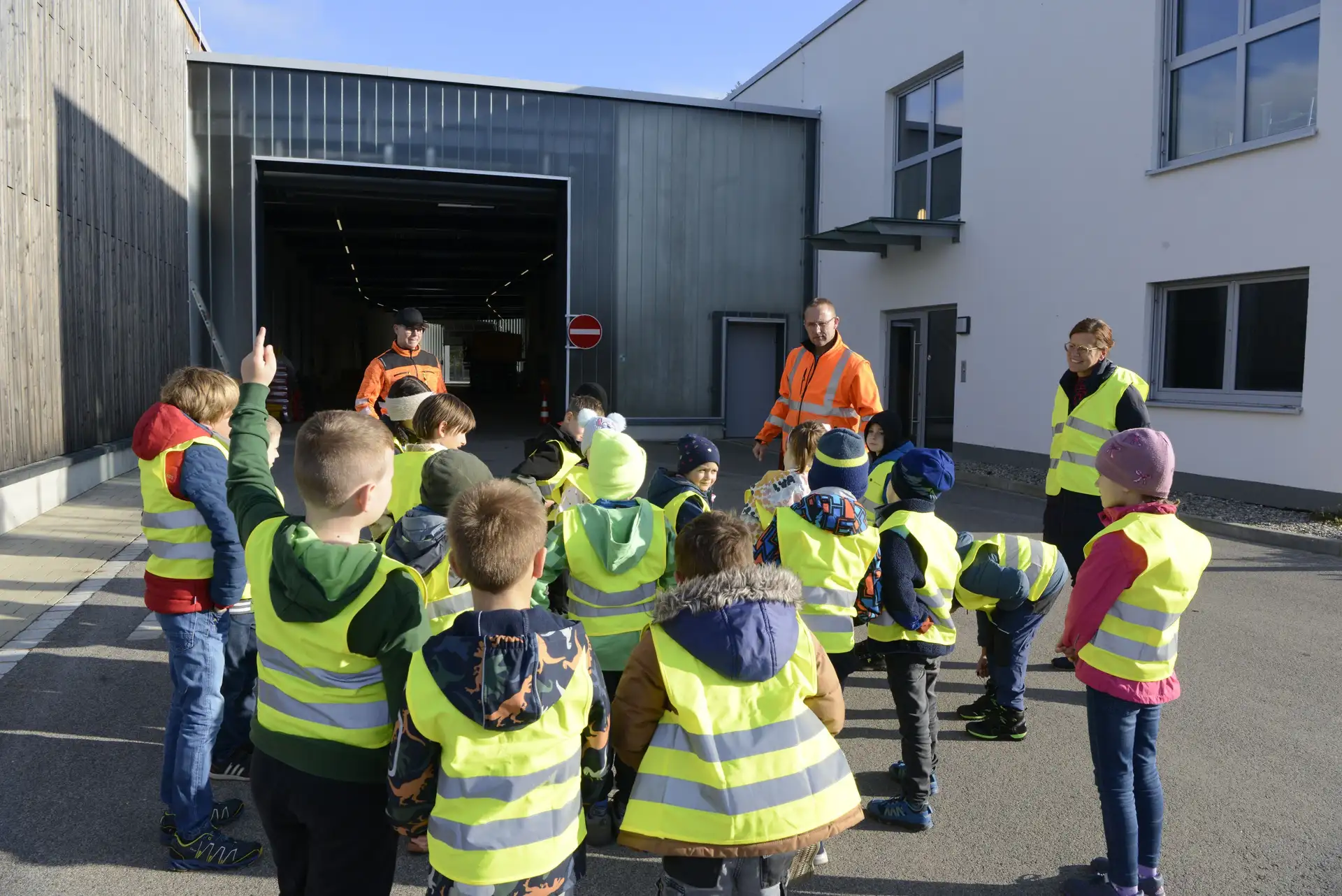 Kinder entdecken den Laufer Bauhof