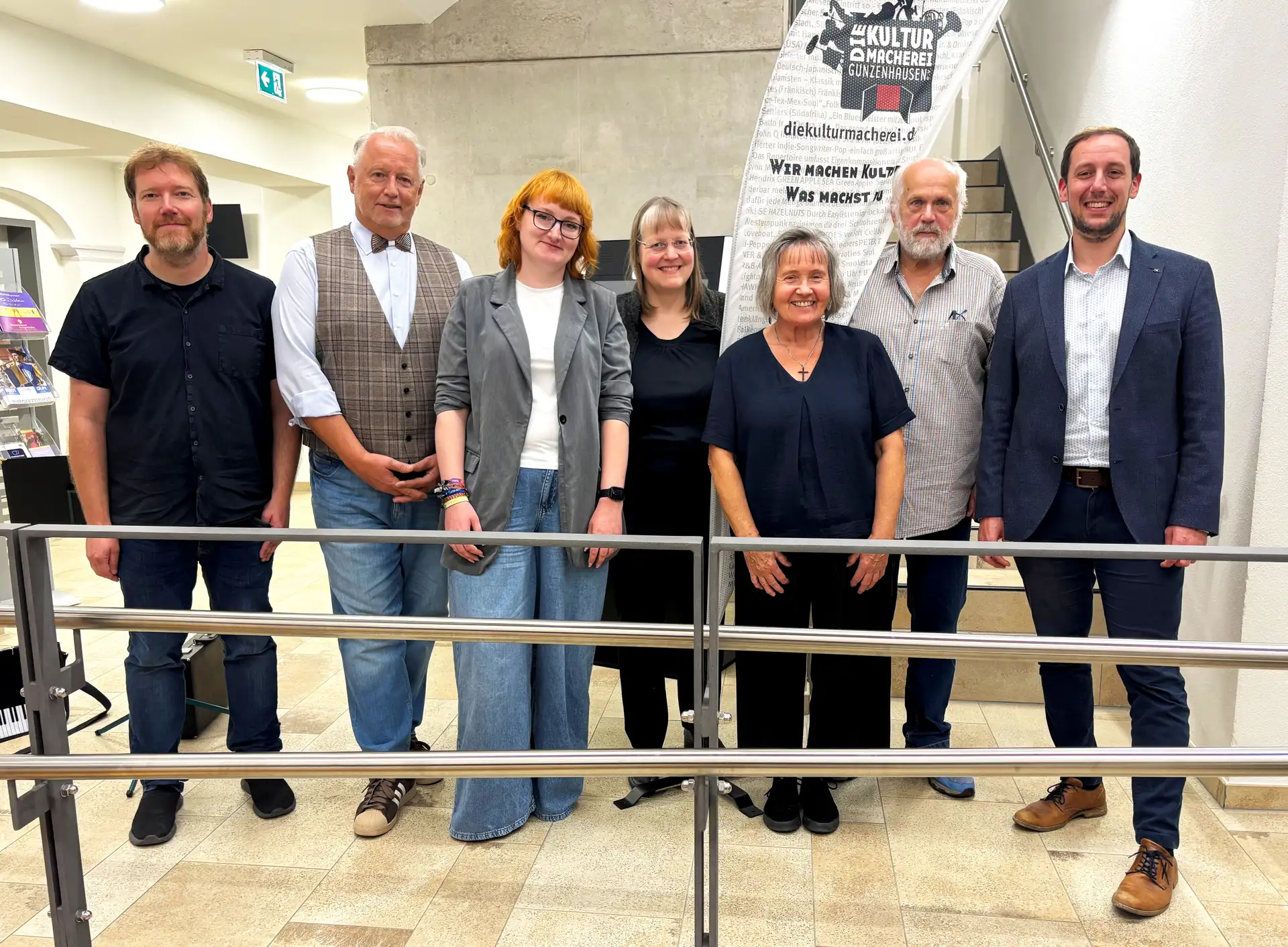 „Die Protagonistinnen und Protagonisten, die den Auftakt des diesjährigen Erzählfests mit Leben gefüllt haben.“)