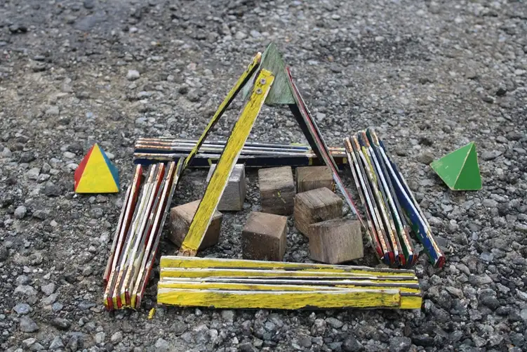 Eine Aufnahme im Rahmen der Rathausausstellung zeigt das Leitmotiv der „Pyramide“ als künstlerisches Arrangement.