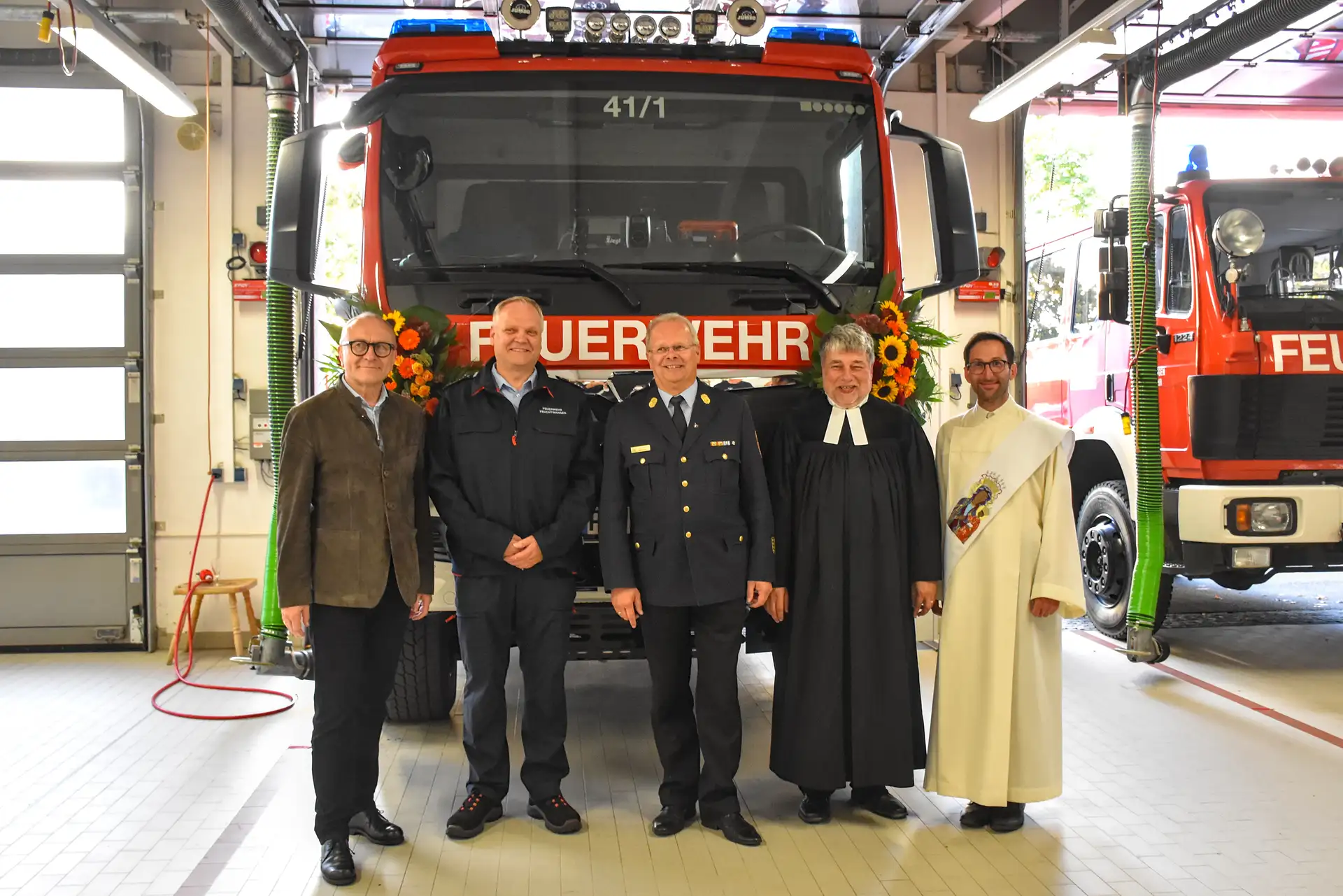 Nahaufnahme eines Feuerwehr-Löschgruppenfahrzeugs vom Typ LF 20 mit technischem Aufbau und Einsatzbeleuchtung am Fahrzeug.