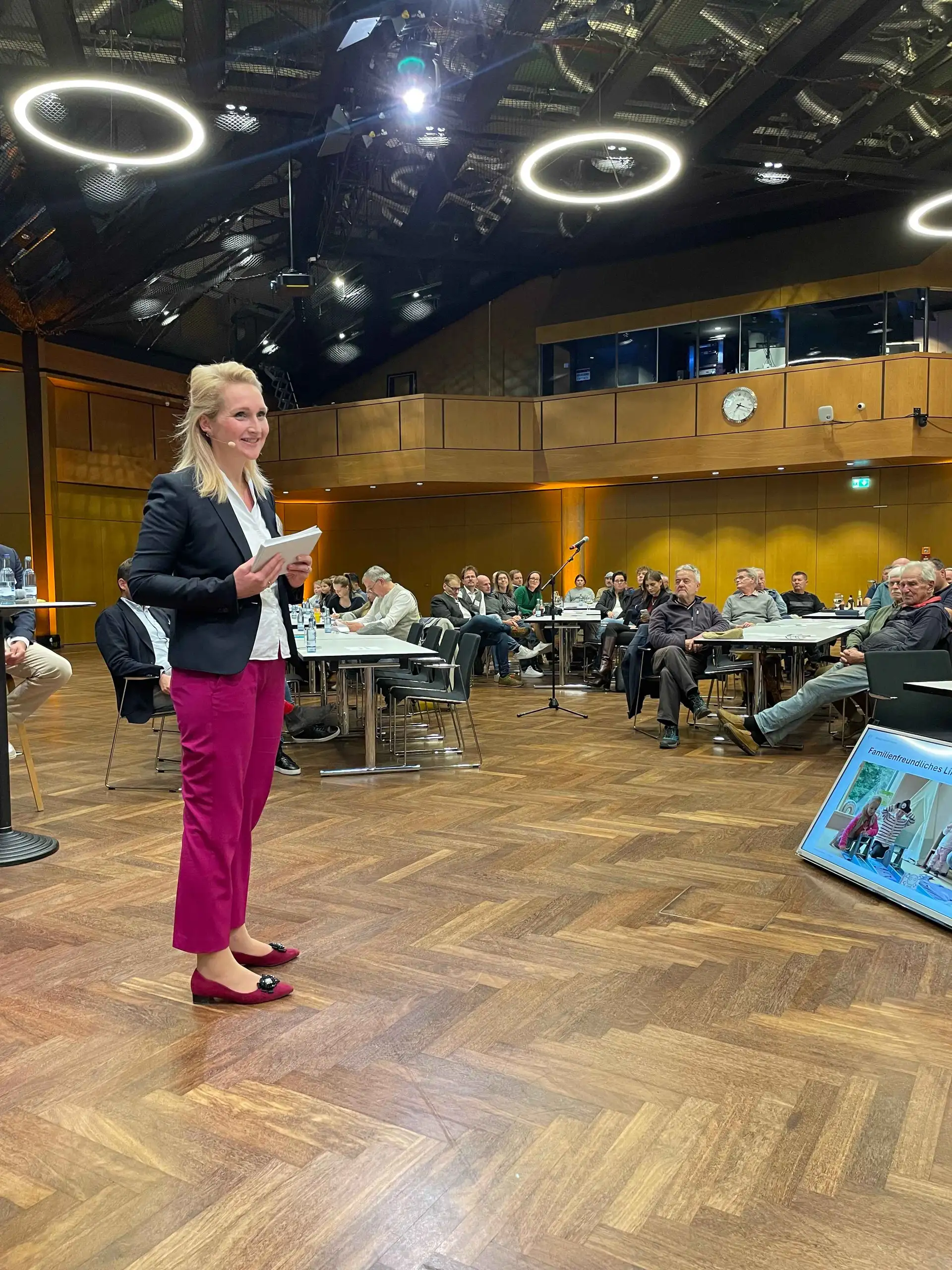 Oberbürgermeisterin Dr. Claudia Alfons wird gemeinsam mit den Amtsleiterinnen und Amtsleitern einen Einblick in die aktuelle Arbeit der Stadt Lindau geben.