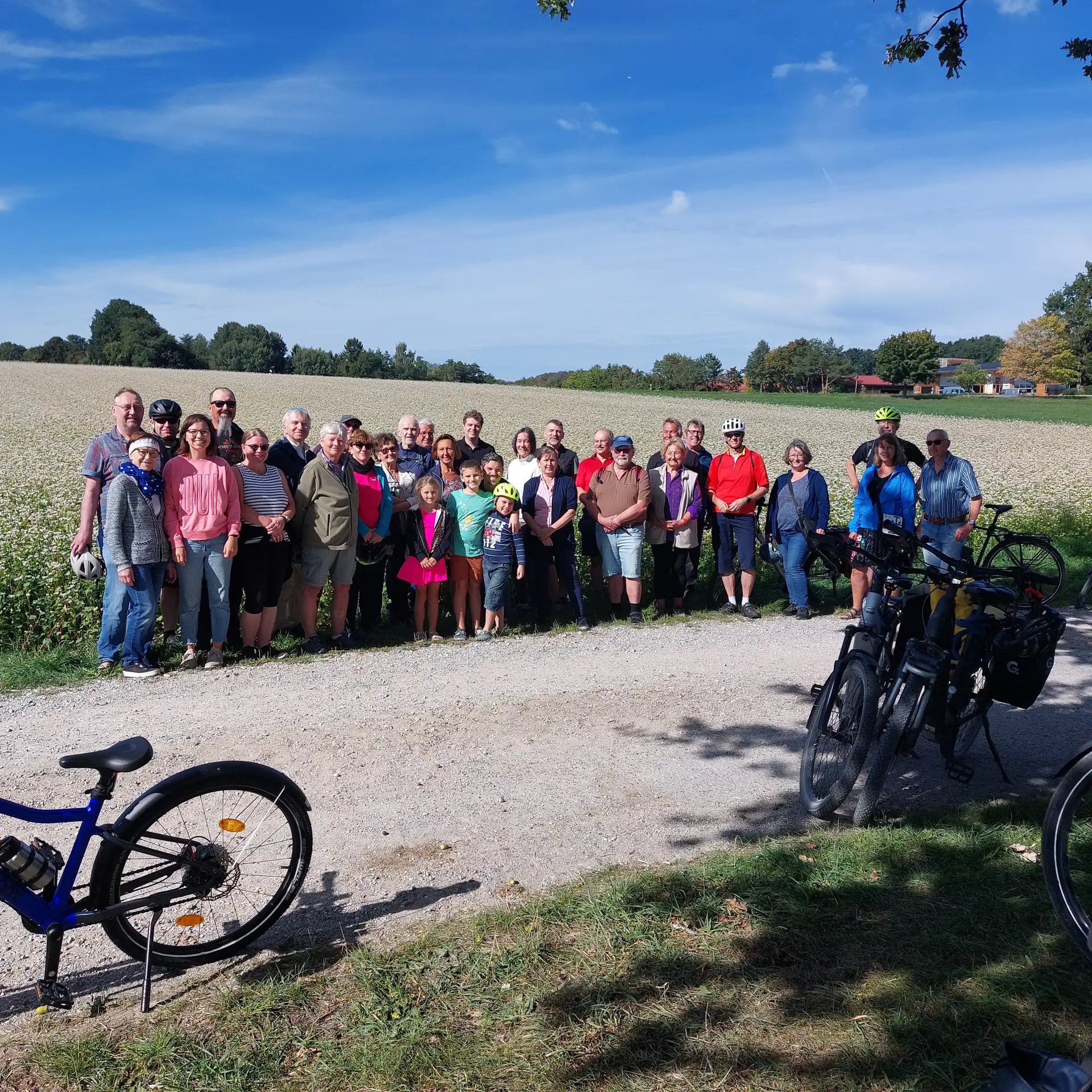 Zum Abschluss der Tour zeigten sich alle Beteiligten begeistert von den vielfältigen Eindrücken und den detaillierten Einblicken in die regionale Erzeugung und das lokale Handwerk.