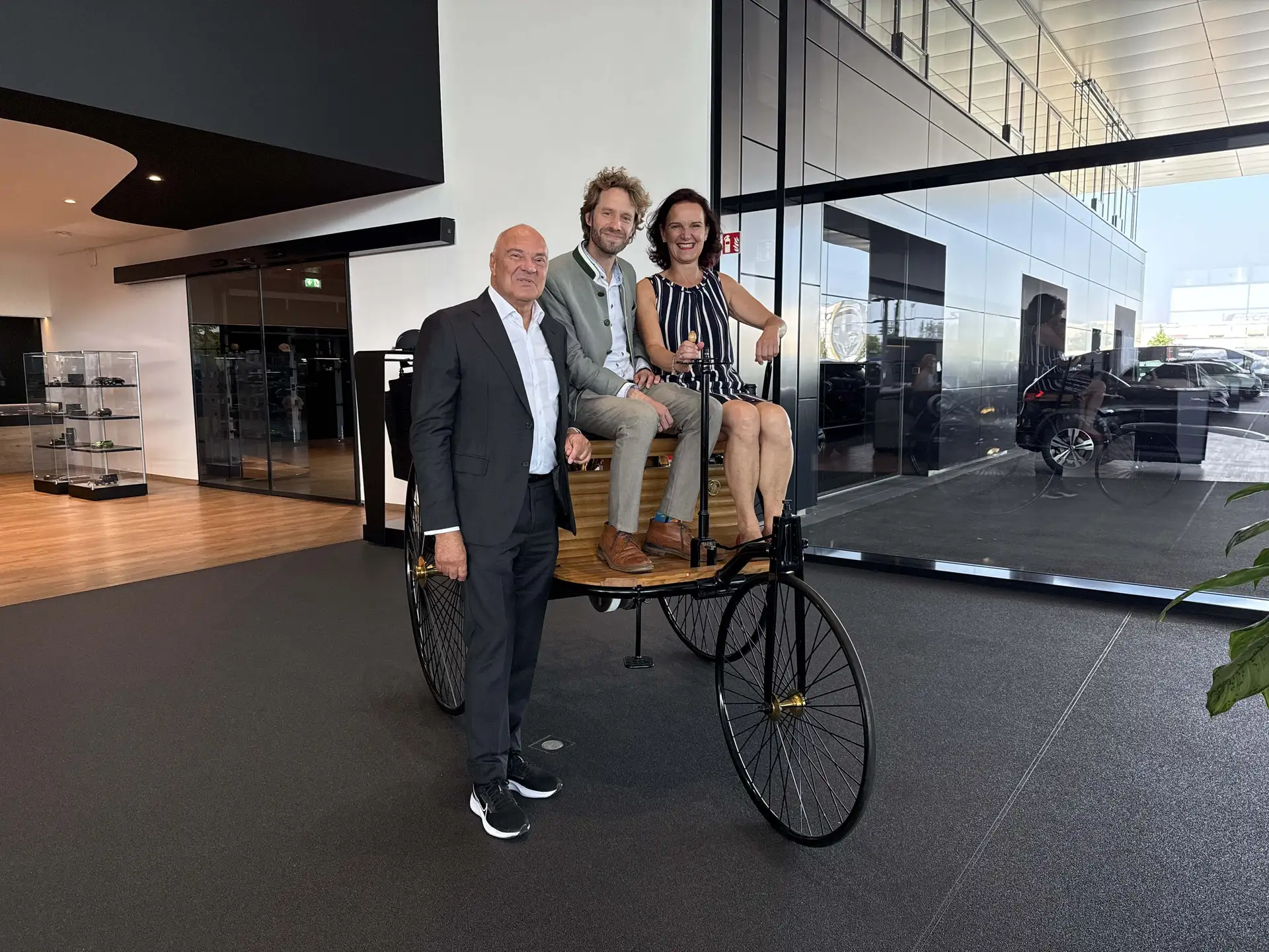1 Oberbürgermeister Sebastian M. Niedermaier (r.) lässt sich von Geschäftsführer Stefan Pickel erklären, welche Komponenten die SteelCo.Tech Bamberg GmbH herstellt und wie sich das Unternehmen entwickelt. /