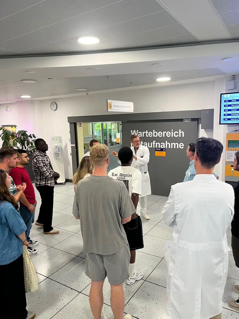 Vernetzung und Austausch: Beim jährlichen Stipendiatentreffen kamen die Stipendiatinnen und Stipendiaten mit Dr. Breuer, dem Ärztlichen Direktor der Sana Kliniken, und weiteren Chefärzten ins Gespräch.