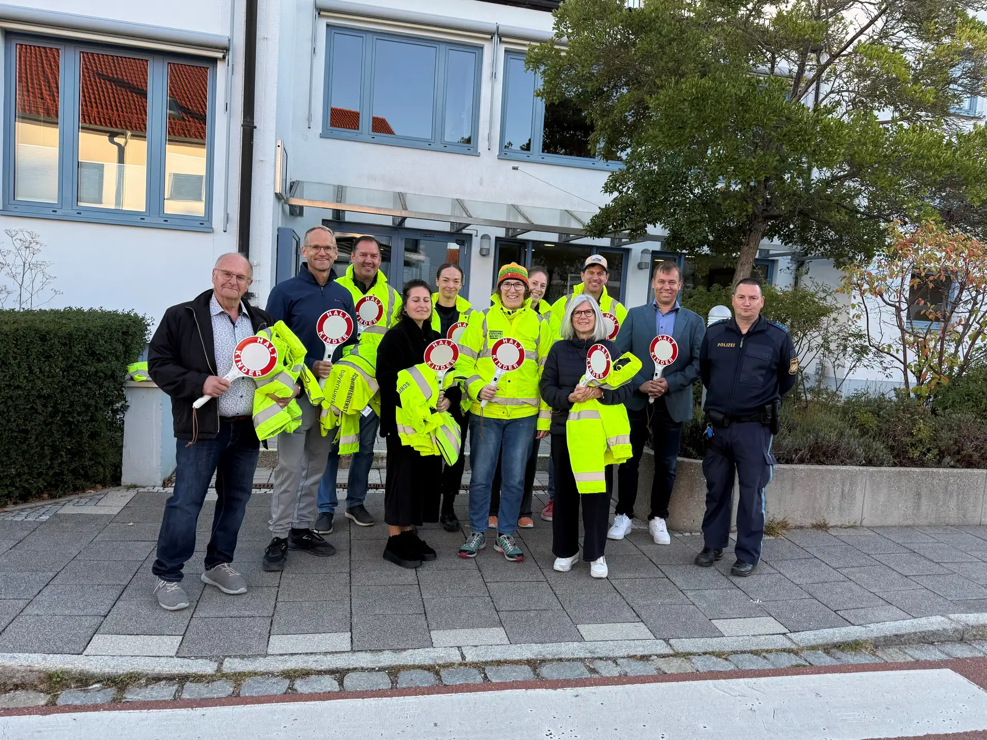 Neue Bus- und Schulweghelfende mit Bürgermeister Sebastian Stüwe und Polizeihauptmeister Marcus Scholl.