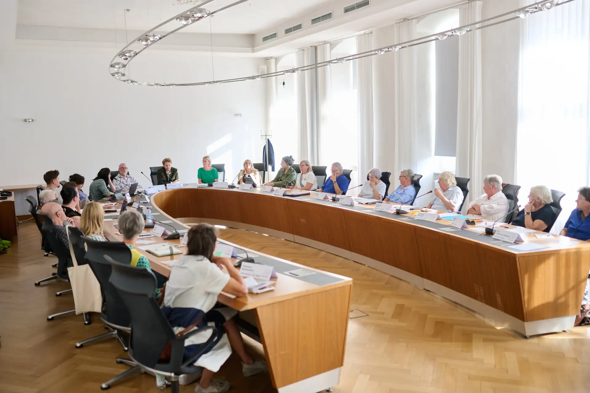 Der neu konstituierte Seniorenbeirat der Stadt Bamberg mit Oberbürgermeister Sebastian M. Niedermaier im Vorsitz bei der Sitzung.
