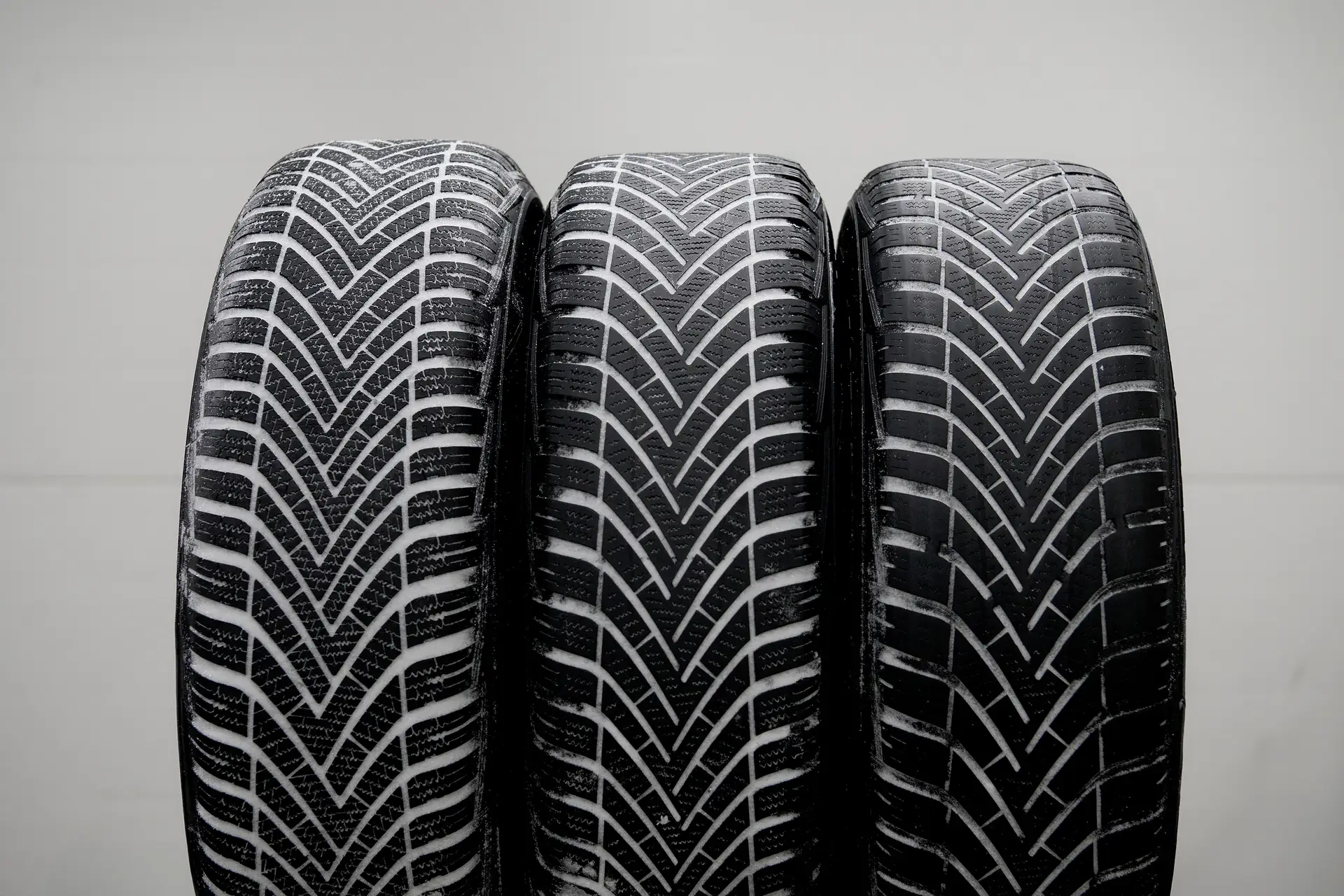 Millimeter, die entscheiden / ADAC Studie untersucht, ab welcher Profiltiefe Winterreifen gewechselt werden sollten / Leistungseinbruch zwischen vier und zwei Millimeter