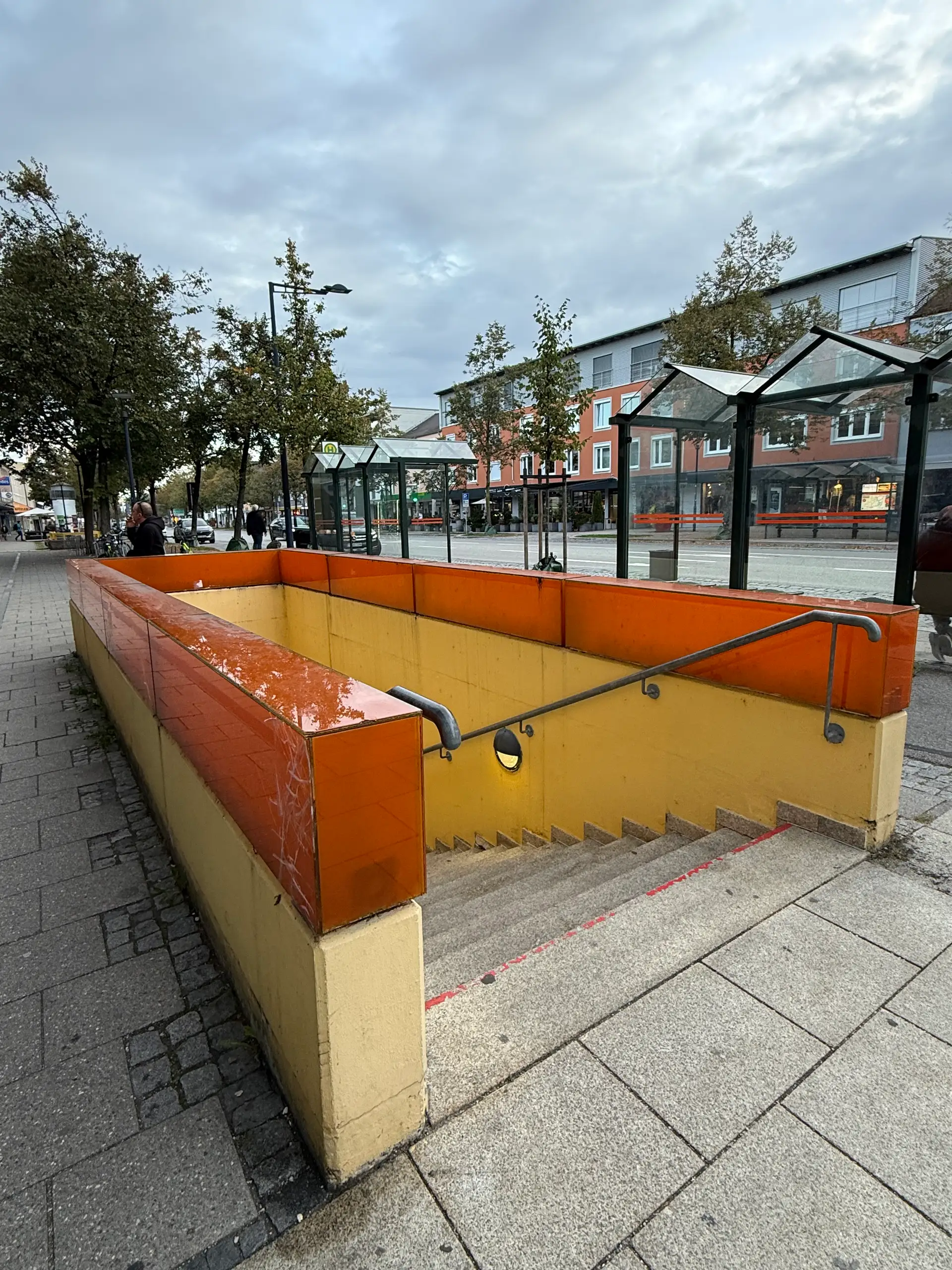 Tiefgaragenabgang beim Kino in der Neustadt mit Glaseinfassung.