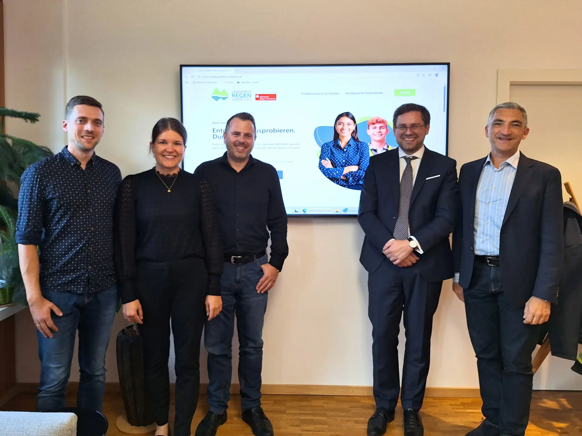 Personengruppe bei der Präsentation einer neuen Praktikumsplattform.
