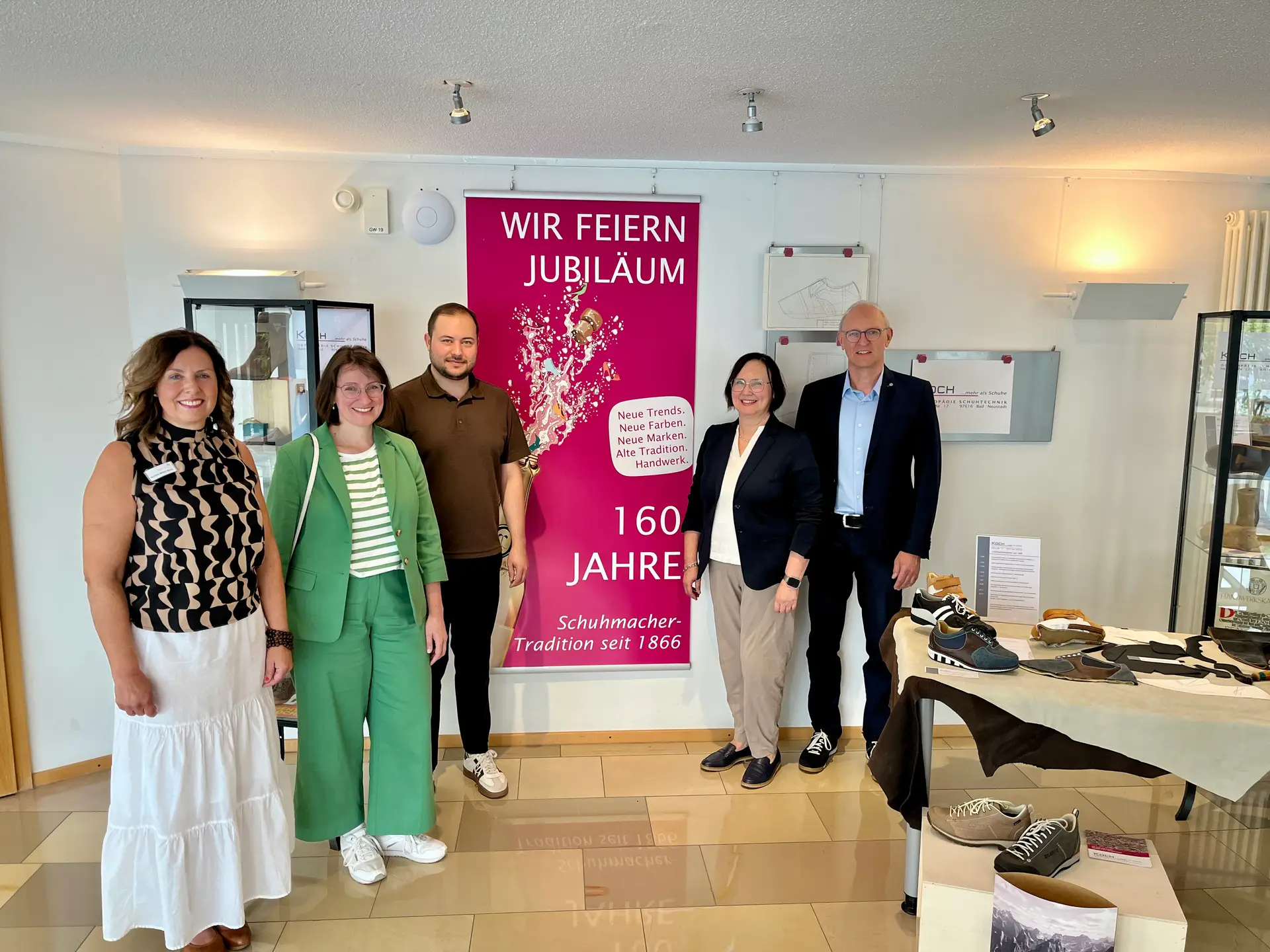 Anlässlich des 160-jährigen Firmenjubiläums ist das Schuhhaus Koch im September mit einer Ausstellung im Landratsamt vertreten.