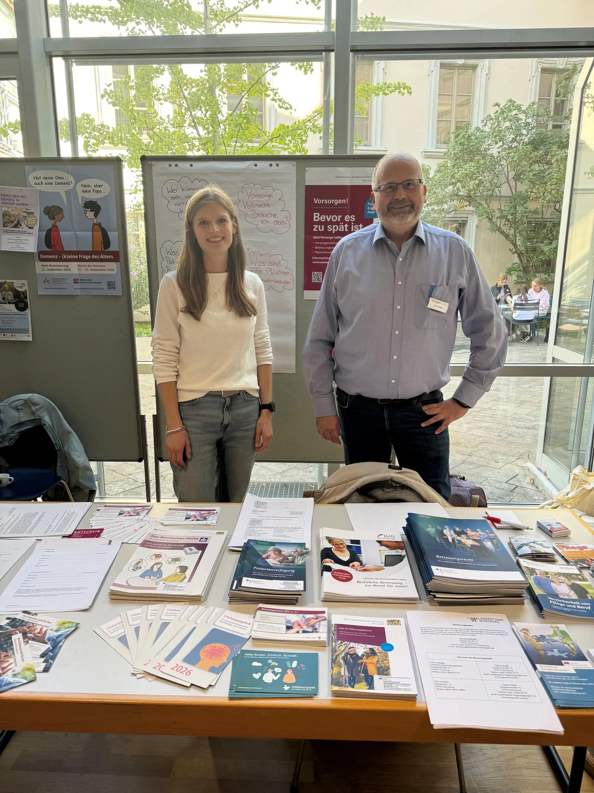 Julia Klingert und Manfred Kothe von der Betreuungsstelle des Landkreises Würzburg beraten Besucherinnen und Besucher zur Vorsorge und rechtlichen Betreuung während der bayerischen Demenzwoche in der Stadtbücherei Würzburg.